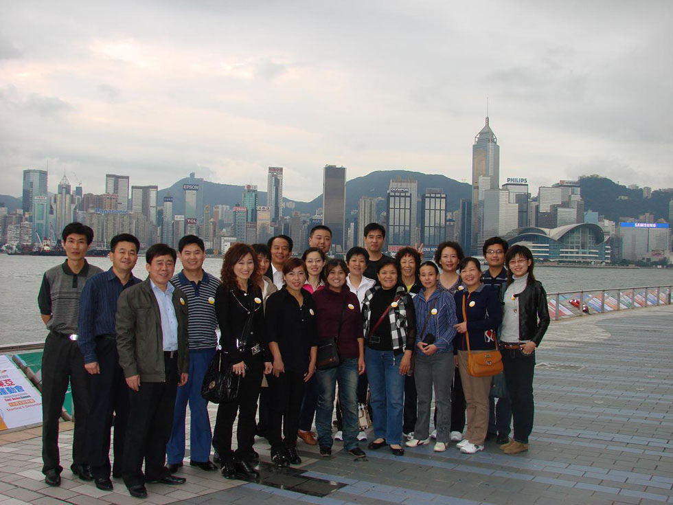 2009年11月份，公司組織本公司工齡8年以上員工赴港澳旅游，圖為在香港維多利亞港灣合影留念